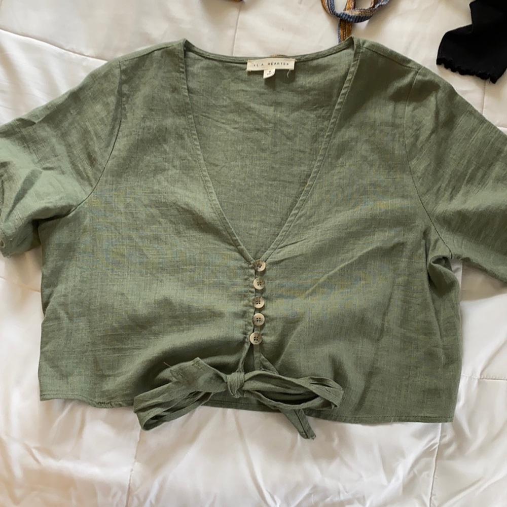 Cropped army green t-shirt